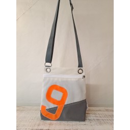 Pochette bandoulière en voile de bateau recyclée